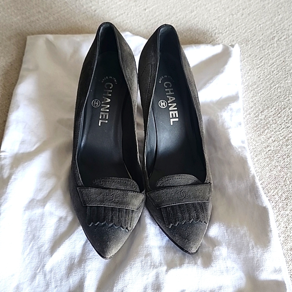 Chanel Grey suede pumps